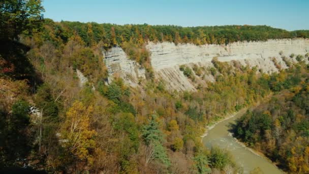 Pan shot: Grand Canyon of the East, the most beautiful and famous parks in America - Letchworth State Park. Far below in the deep gorge flows the Genesee River — Stock Video