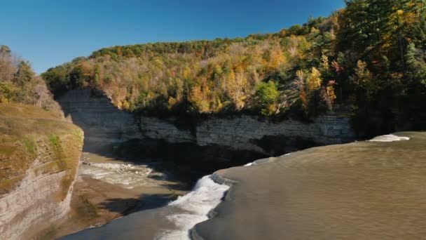 Осенний пейзаж - каньон и водопад в государственном парке Лечворт, штат Нью-Йорк, США. 4K 10-битное видео — стоковое видео