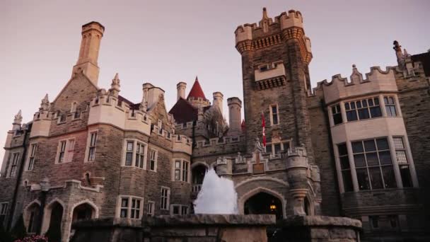 Торонто, Канада, октябрь 2017 года: знаменитый замок Каса Лома, одна из самых популярных достопримечательностей Торонто — стоковое видео