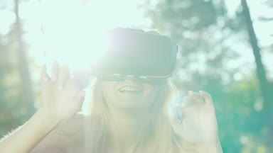 Kadın Vr kask içinde. Güneşin altında güzel lens flare