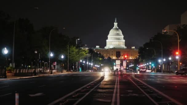 Capitolio por la noche, máquinas de tráfico. Vista desde Pennsylvania Avenue. Washington, DC. — Vídeos de Stock