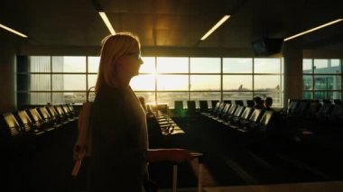 Bir iş kadını ile el bagajı terminal havaalanına gider.