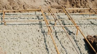 Beton temel formu doldurur, takviye akar. Ülke yapı