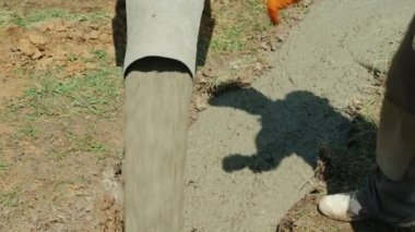 Beton büyük bir borudan akmaya başlar - bina temeli doldurur
