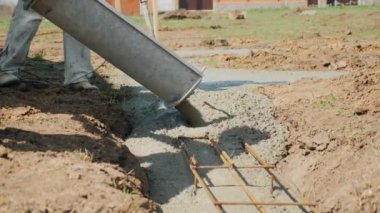 Astar Vakfı iş, işçi bir vibratör ve kürek ile bir mikser gelen beton al