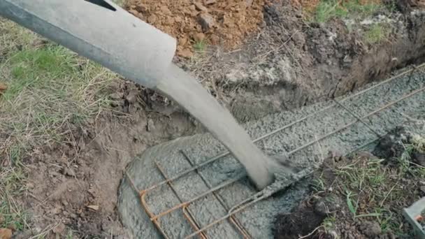 Le béton coule à travers le tuyau dans la fondation du sous-sol. Construction de chalets concept — Video