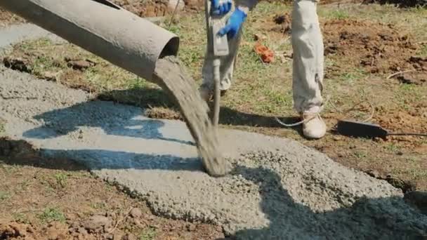 Der Arbeiter verdichtet den Beton mit einem Vibrator. Konstruktion und hartes Arbeitskonzept — Stockvideo