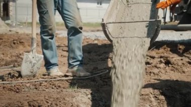 Beton Vakfı dökme. Cilt payı beton akımları, yanında çalışan bir kürek ile
