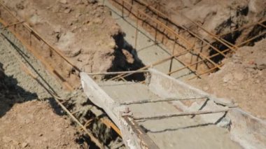 «Ana sayfa» görünümü: Bodrum Vakfı beton boru akıyor. İnşaat evler kavramının