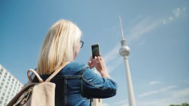 Bir kadın Berlin Tv Kulesi fotoğraflarını çeker. Berlin ve Avrupa kavramı ile yolculuk