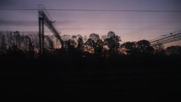 Bom dia no comboio. Fora da janela do crepúsculo — Vídeo de Stock
