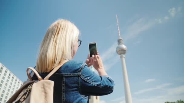 Uma mulher tira fotos da torre de TV de Berlim. Viagem através do conceito de Berlim e Europa — Vídeo de Stock