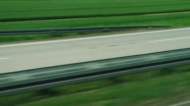Hızlı bir şekilde yeşil alanları üzerinden geçen otoyol, gidin yapın