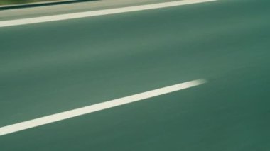 Hızlı bir şekilde otoyol, atış asfalt ve yol işaretleri gitmek