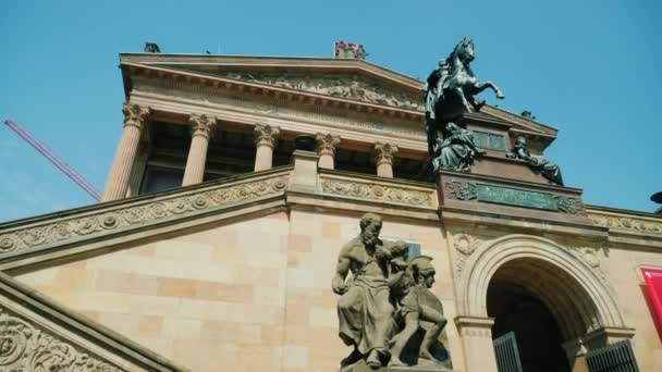 Berlin, Németország, május 2018: Berlini Altes Museum, a Múzeum-sziget. Steadicamnél lövés — Stock videók