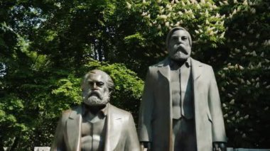 Berlin, Almanya, Mayıs 2018: Karl Marx ve Friedrich Engels de Berlin merkezi anıt