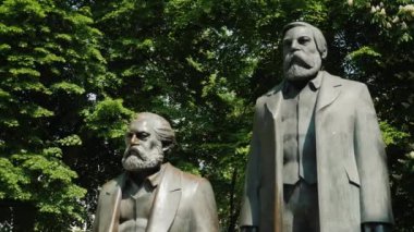 Berlin, Almanya, Mayıs 2018: Karl Marx ve Friedrich Engels de Berlin merkezi Anıtı. Steadicam atış