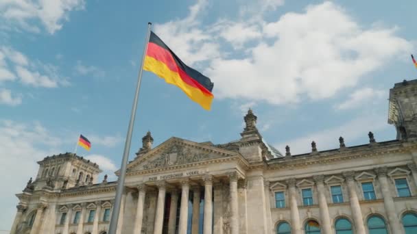 Rüzgara karşı Berlin Reichstag zemin içinde çırpınan Almanya bayrağı — Stok video