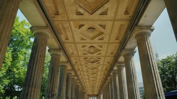 Steadicam geschoten: Colonnade in Alte Nationalgalerieon Staatliche Museen in Berlijn, Duitsland — Stockvideo