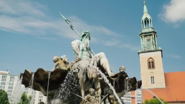 La Fontana del Nettuno nel centro di Berlino — Video Stock