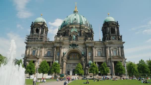 Berlin, Tyskland, maj 2018: Turister vilar på gräsmattan nära den berömda Berlin-katedralen — Stockvideo