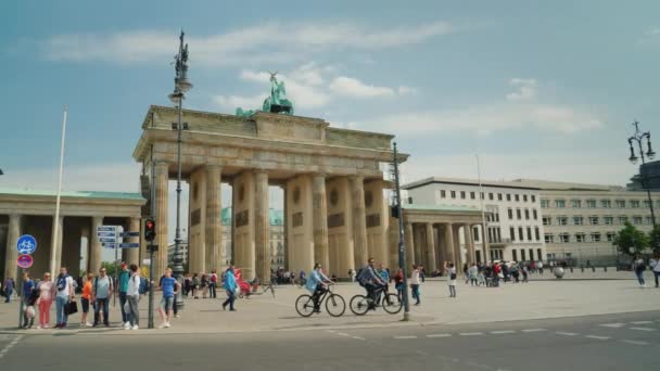 Berlín, Německo, květen 2018: Zadní straně silnice Braniborsko. Pěší turisté i místní se na jasné jarní den — Stock video