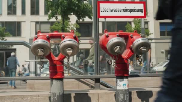 Berlín, Alemania, mayo de 2018: boca de incendios roja cerca del paso subterráneo en Berlín — Vídeos de Stock