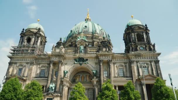 Berlin Cathedral na dzień wiosny jasne. Steadicam strzał — Wideo stockowe