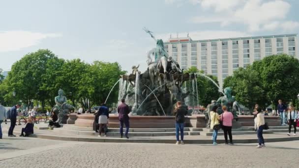 Berlin, deutschland, mai 2018: touristen und einheimische schlendern rund um den berühmten neptunbrunnen in berlin — Stockvideo