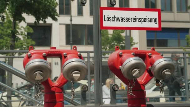 Berlin, deutschland, mai 2018: roter feuerhydrant nahe der unterführung in berlin — Stockvideo