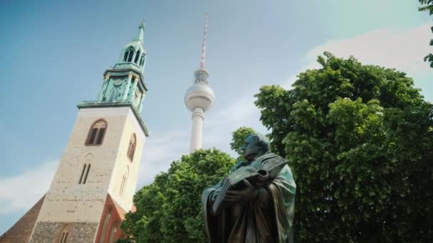 Berlim, Alemanha, maio de 2018: A famosa Torre de TV de Berlim é um símbolo da cidade. Escultura em primeiro plano — Vídeo de Stock