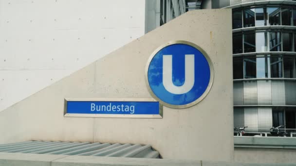 Berlijn, Duitsland, mei 2018: Pointer naar het metrostation van de Bondsdag in Berlijn — Stockvideo