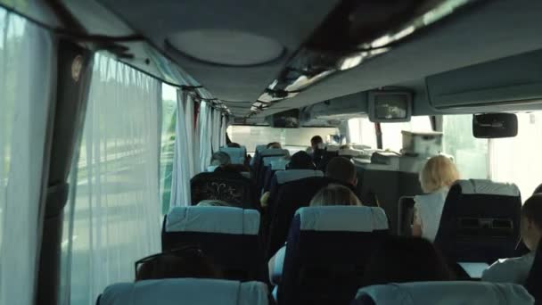 Salon van de passagier bus, rijdt op de Europese snelweg. — Stockvideo