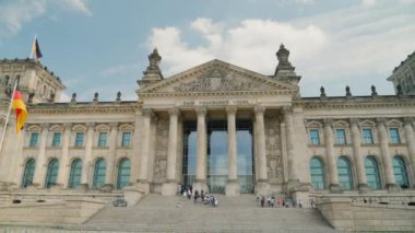 Turist bir grup Berlin'de bina Bundestag girer