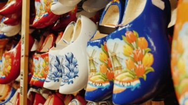Zaanse Schans'a, Hollanda, Mayıs 2018: Hollanda - klompen geleneksel ahşap ayakkabılar. Fabrikaları ile dekore edilmiş. Hediyelik Dükkanı