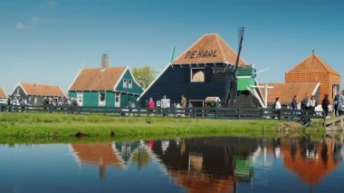 Zaanse Schans'a, Hollanda, Mayıs 2018: Pitoresk bir eski köy Hollanda - Zaanse Schans'a. Evler su turist dar sokaklarında yürüyüş yansıtılır