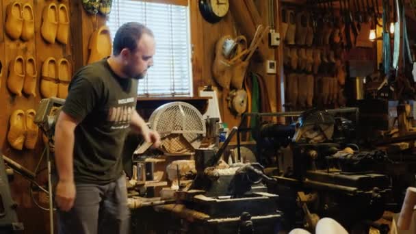 Zaanse Schans, Nederland, mei 2018: De meester maakt de traditionele houten schoenen - clobs. — Stockvideo