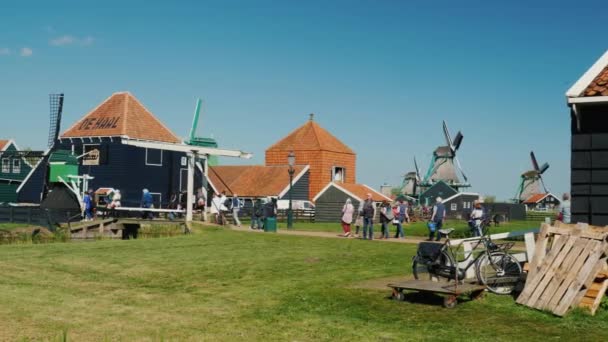 Zaanse Schans, Países Bajos, mayo de 2018: Turistas pasean por casas antiguas en el tradicional pueblo de Holanda - Zaanse Schans — Vídeos de Stock