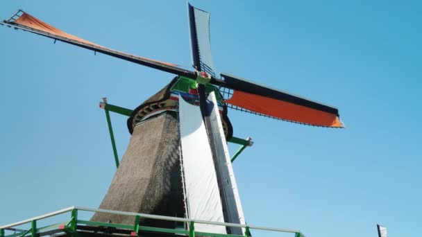 오래 된 네덜란드 풍차입니다. 푸른 하늘 배경 — 비디오