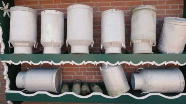 Boîtes de lait et chaussures traditionnelles en bois. Une petite ferme aux Pays-Bas — Video