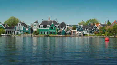 Eski evlerde Zaanse Schans'a suda yansıtılır. Hollanda'da güzel köy