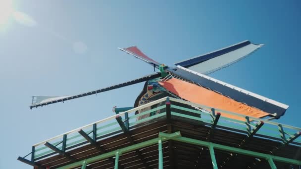 Low-Winkel-Video: eine alte holländische Windmühle. vor dem Hintergrund des blauen Himmels — Stockvideo