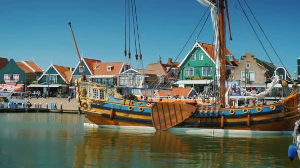 Volendam, Nederländerna, maj 2018: Den pittoreska fiskebyn Volendam och är ett populärt ställe bland turister — Stockvideo