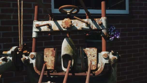 Geleneksel Hollanda tahta ayakkabı yapmak için antika makine — Stok video