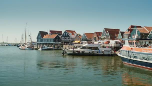Volendam, Nederland, mei 2018: Pittoreske vissersplaatsje in Nederland. Oude huizen en boten. Op de voorgrond vliegen meeuwen — Stockvideo