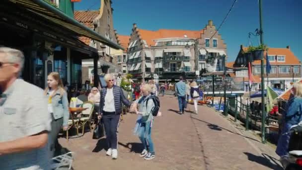 フォーレンダム、オランダが 2018: 漁村フォーレンダムの通りを歩いてください。多くの観光客、お土産ショップ、カフェ — ストック動画