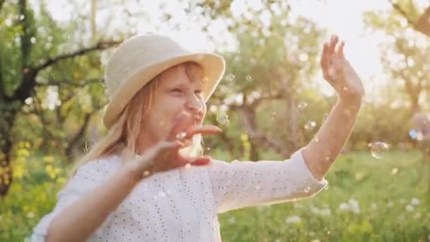Criança feliz brincando com bolhas de sabão, rindo. Vídeo em câmera lenta — Vídeo de Stock