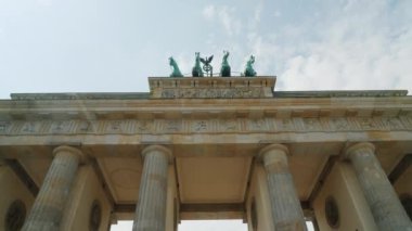 Berlin'deki ünlü Brandenburg Kapısı altında geçmek. POV video