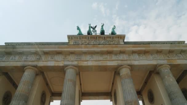 Проход под знаменитыми Бранденбургскими воротами в Берлине. POV видео — стоковое видео
