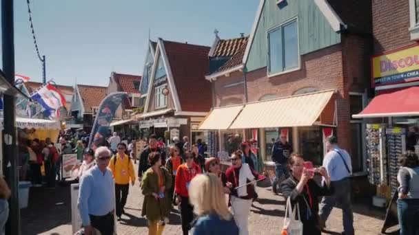 Volendam, Países Bajos, mayo de 2018: La profundidad de Holanda: un pueblo pesquero típico, popular entre los turistas — Vídeo de stock
